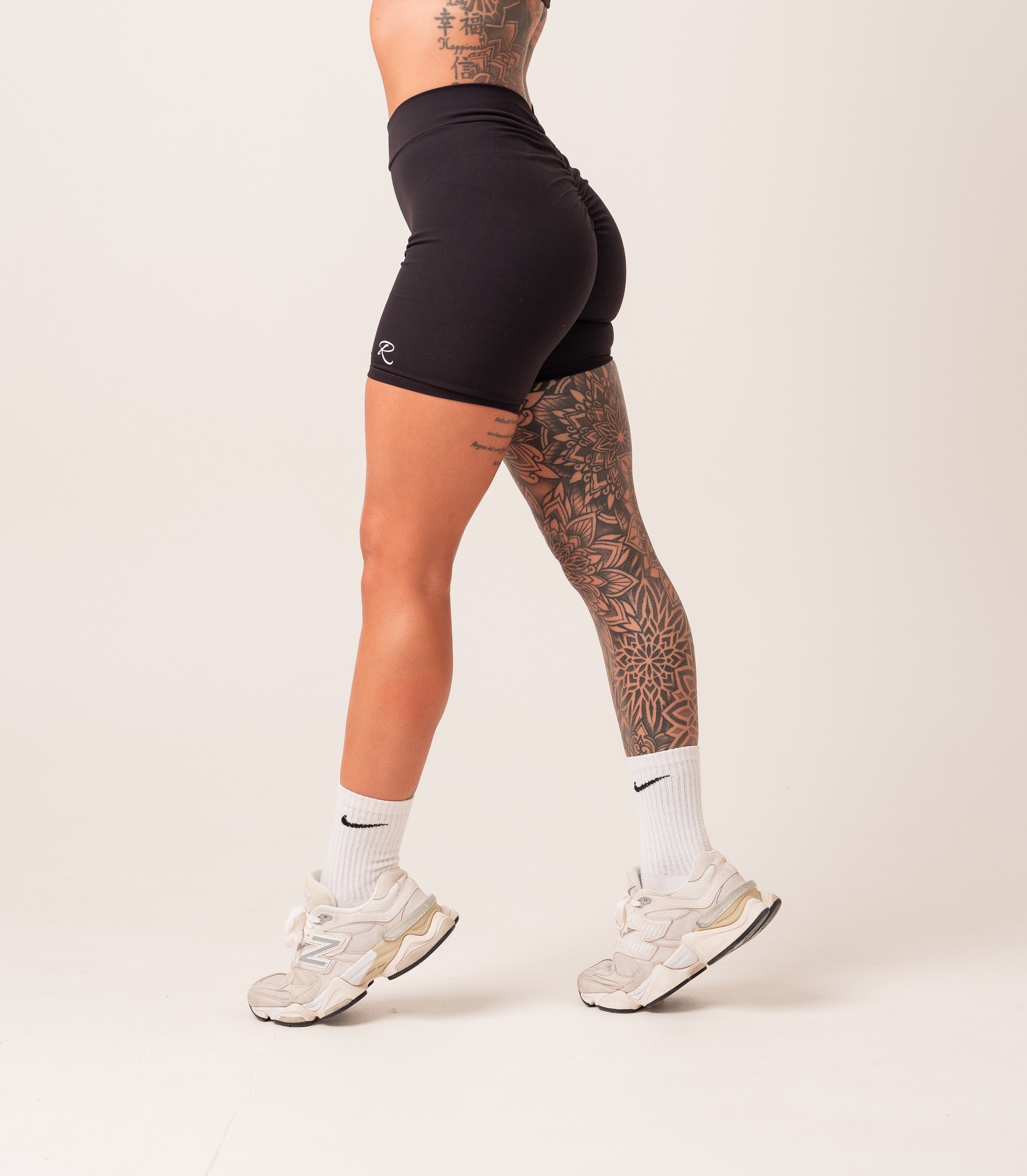 Contour Shorts - Black