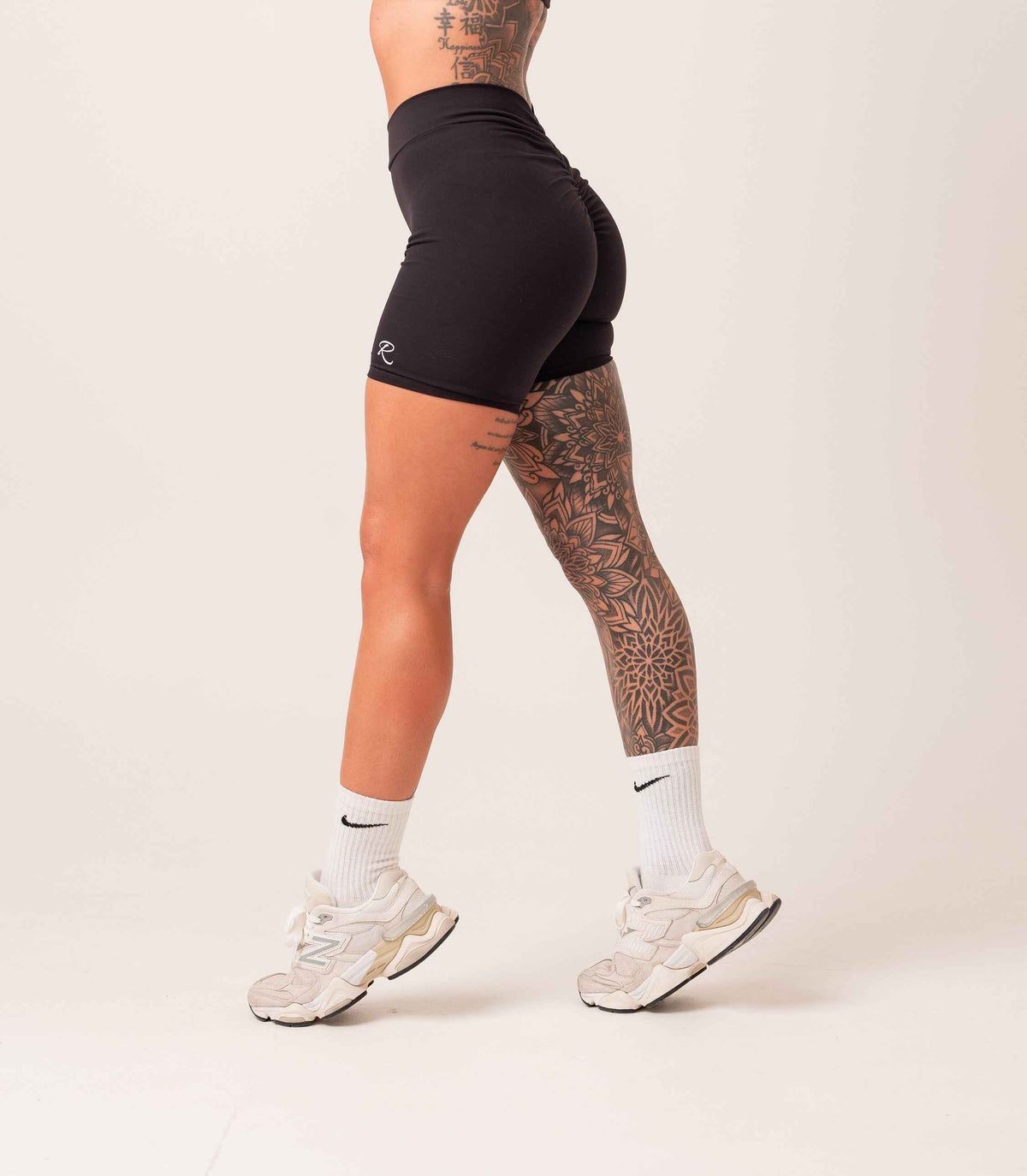 Contour Shorts - Black